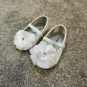 Stuart Weitzman Baby Girls White Flower Flats Sz 2